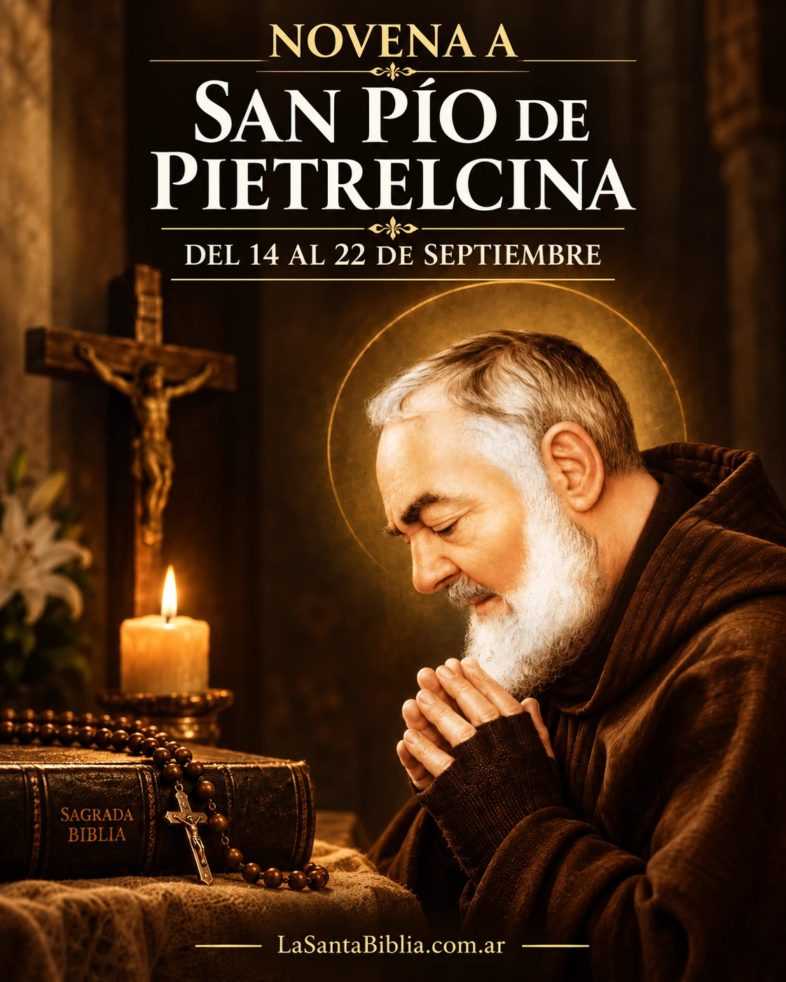 San Pío de Pietrelcina con el hábito capuchino, rezando con las manos juntas y los ojos cerrados · a su lado un crucifijo, una vela encendida, azucenas y una Sagrada Biblia con un rosario